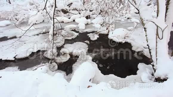 雪中结冰的河流视频