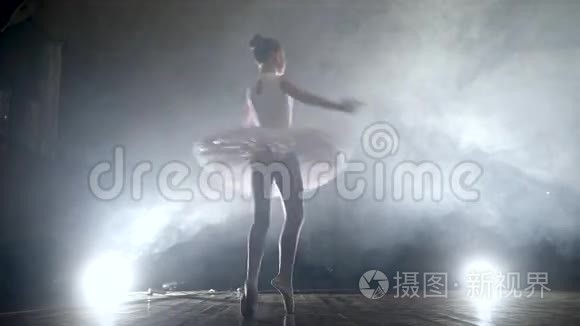 女孩在舞台上跳芭蕾