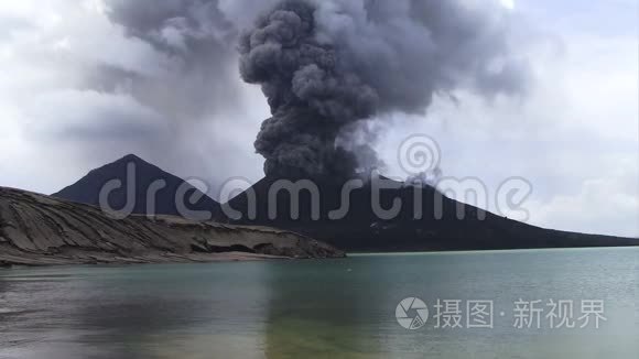 拉布尔巴布亚火山爆发时有反射视频