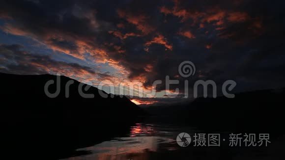 在山上日落。 黑山山脉日落。 苏