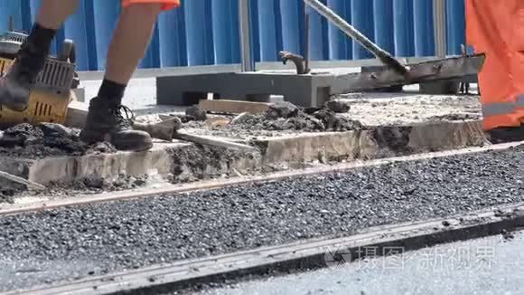 工人修建沥青公路和铁路视频