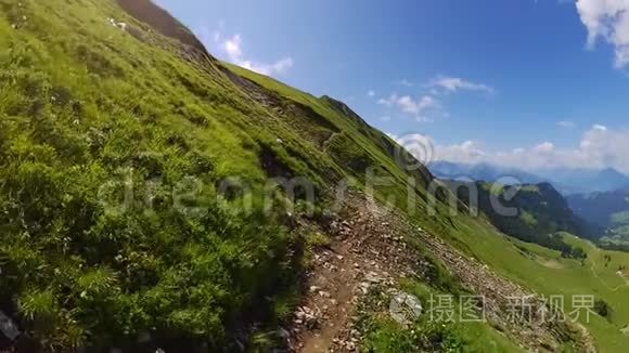 瑞士山区的中年男子徒步旅行视频