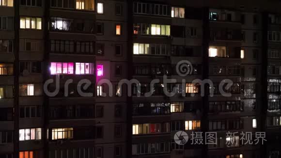 夜间更换窗户照明的多层建筑视频