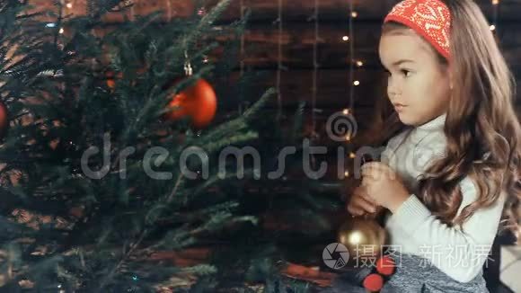 小女孩和圣诞树下的圣诞礼物视频
