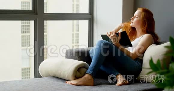 女人在客厅读一本书视频