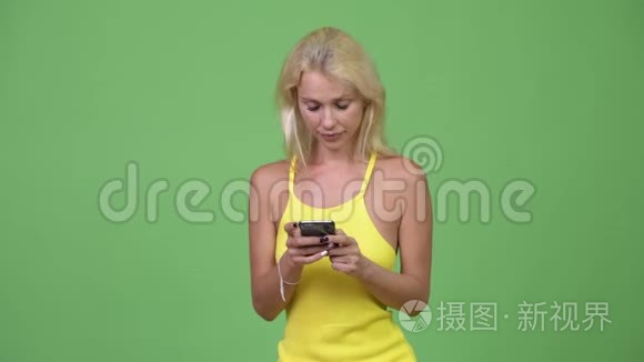 年轻快乐的金发美女打电话视频