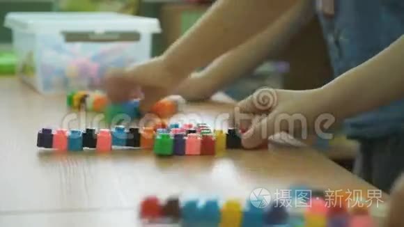 孩子们在幼儿园玩智力游戏