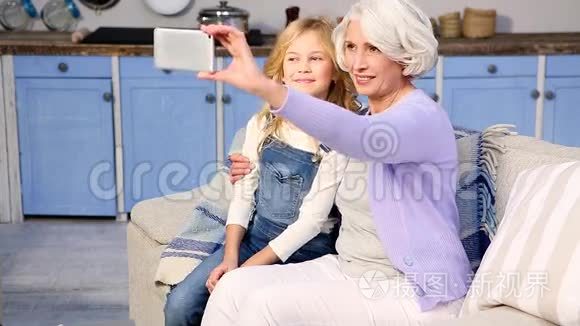 奶奶和小女孩在拍照片视频
