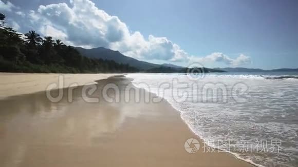 拥有蓝色海景的塞舌尔海滩视频