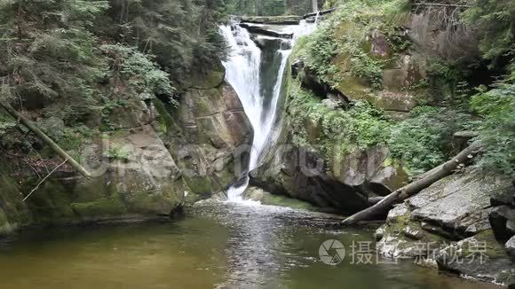 山涧和瀑布.