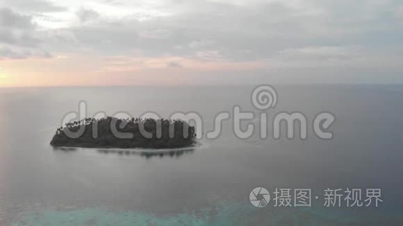 空中：飞越热带岛屿白色海滩加勒比海绿松石水珊瑚礁。 印度尼西亚苏门答腊巴尼亚克群岛。 导游