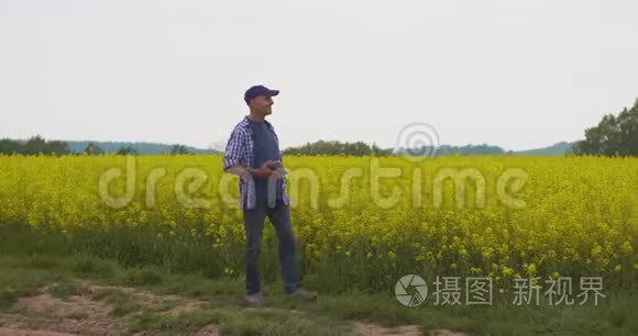 用数字平板电脑查看田间花开的农民