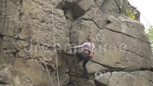 女孩在大自然中攀岩视频