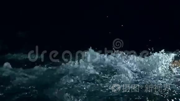 波浪在暗水上缓慢运动。 惊人的戏剧性自然背景。 用180fps射击。 史诗的神秘和魔法