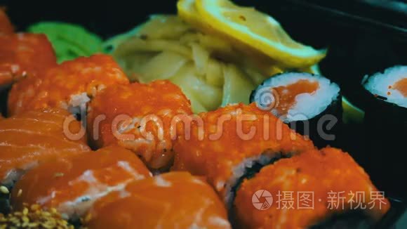 日式寿司料理，配鲜生鱼.. 日本菜，包括米饭、鲑鱼或金枪鱼、虾和鱼蛋