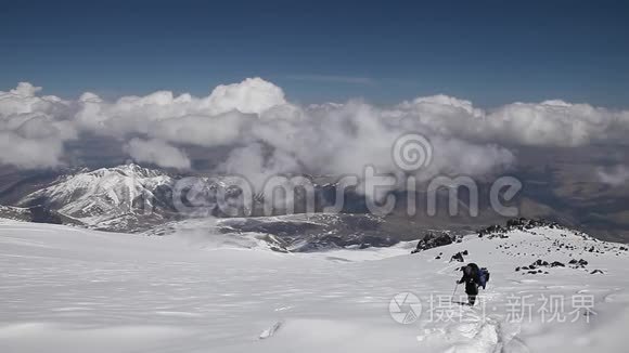 带背包的登山者视频