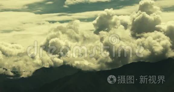 西藏山顶上，世界的屋顶上，一片片蓬松的云团