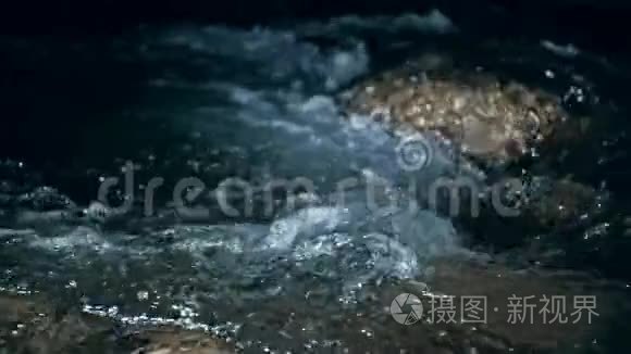 波浪在暗水上缓慢运动。 惊人的戏剧性自然背景。 用180fps。 史诗的神秘和魔法