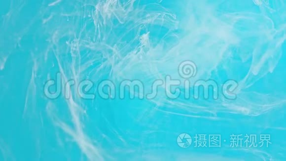 水中的白色和蓝色墨水