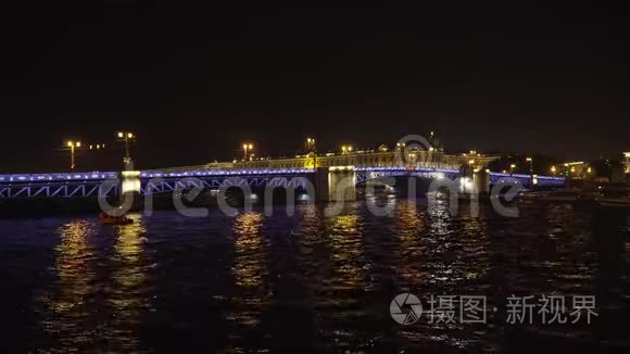 夜晚在河上照明的桥梁视频