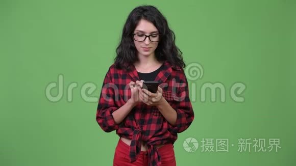 年轻漂亮的女商人用电话视频