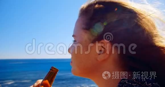 在海滩喝啤酒的女人视频