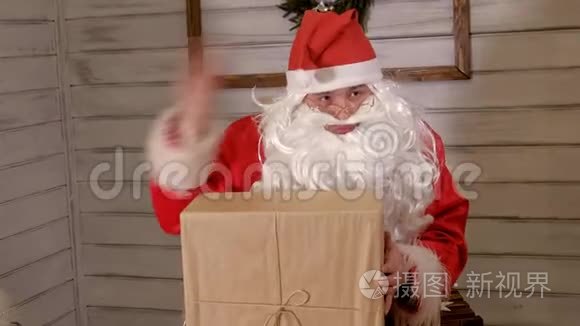 圣诞老人手里拿着一个大礼盒视频