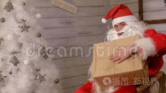 圣诞老人手里拿着一个大礼盒视频