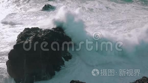 慢运动海浪冲击岩石视频