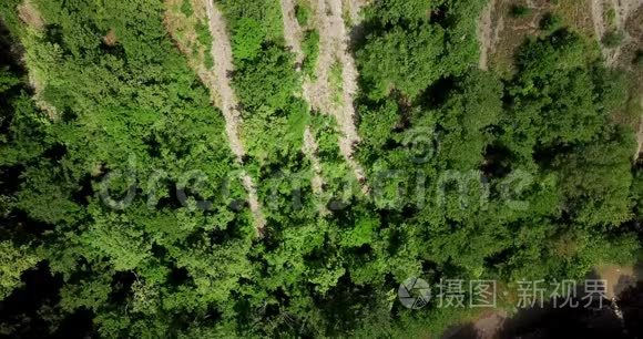 空中岩石地形，背景是树木。