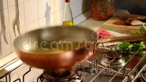 烹饪腊肉酱视频