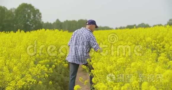 用数字平板电脑查看田间花开的农民