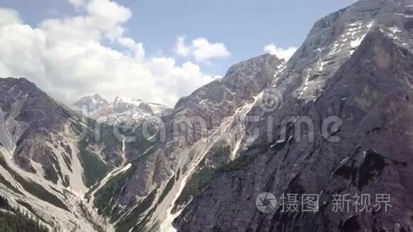 阿尔卑斯山大石山的鸟瞰图视频