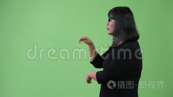 美丽快乐的亚洲女商人的形象视频