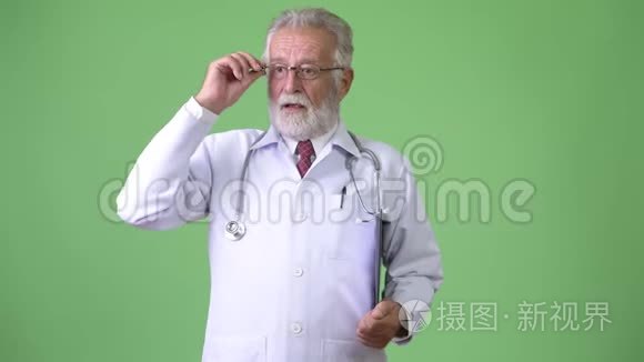 绿色背景下英俊的大胡子男医生视频