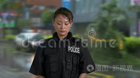 犯罪现场的亚裔女警官视频