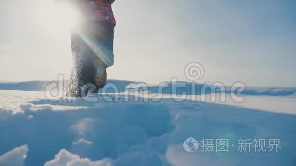 团队合作。 登山男游客登山山顶岩石峰小组阳光剪影雪脚冬雪