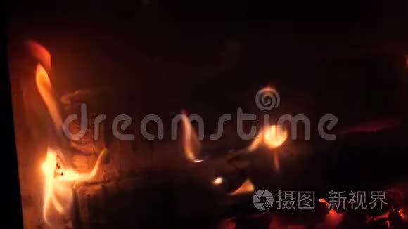 壁炉旁天然木材的红色火焰视频