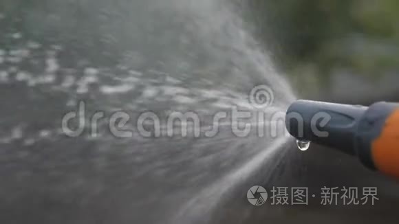 园艺园林护理理念.. 泼水慢动作视频。 女人拿着花园生活方式软管浇水