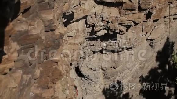 在悬崖上的专业攀岩者视频