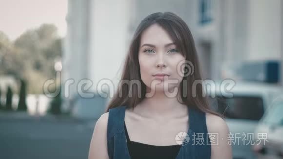 街头背景的年轻美女户外画像视频