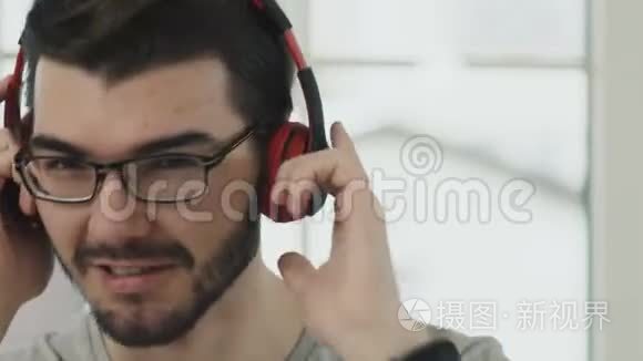 男人用耳机听音乐视频