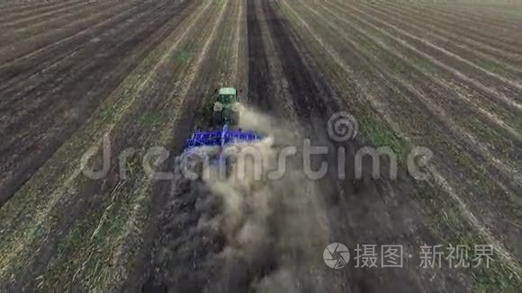 日落时拖拉机耕土的鸟瞰图视频