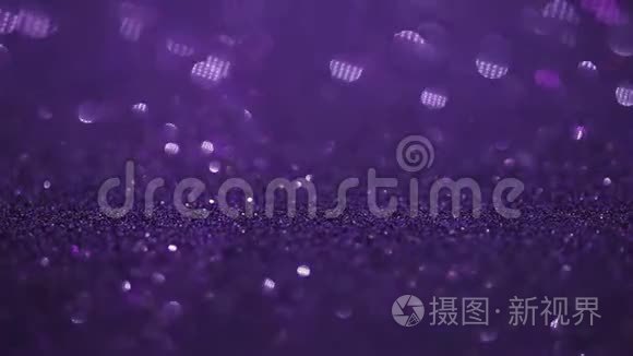 紫色闪光魔术背景。散焦光线和自由聚焦的地方为您的设计。