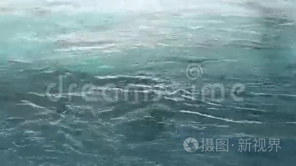 水在河里流动视频