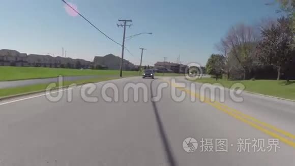 4k汽车内部行驶在道路上，在阳光明媚的日子里向后看挡风玻璃