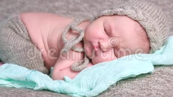 柔软毯子上可爱的熟睡新生儿视频