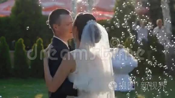 新娘和新郎参加婚礼舞会视频