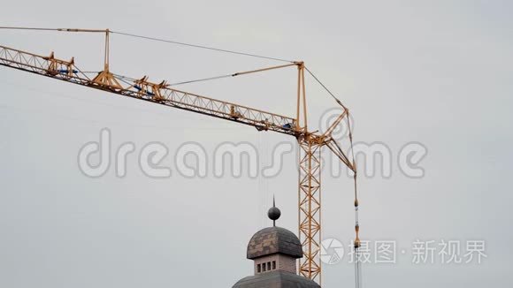 天空背景上的建筑起重机视频