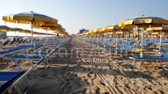 亚得里亚海海滩雨伞和日光浴床视频